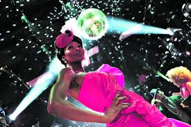 #meninas_dancando | 1.7k people have watched this. Atriz Trans Protagoniza Pose Serie Sobre Bailes Secretos De Ny Nos Anos 1980 29 09 2018 Ilustrada Folha