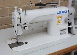 Cara memasang jarum di mesin jahit arah cekungan jarum sebelah kanan take up mesin ada di posisi atas sekrub dikendorkan jarum disesuaikan arah dan masukan pada posisi lubang jarum sampai mentok kencangkan sekrub sampai benar cara memasang benang di mesin jahit tarik ujung benang dari cones yang berada di penyangga benang masukkan ujung benang melalui… Mengenal Komponen Mesin Jahit Dan Fungsinya Spare Part Mesin Jahit