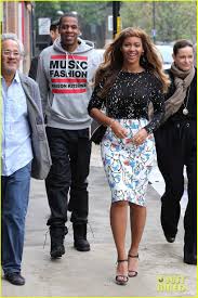 Beyonce Jay Z Are All Smiles While Checking Out Sculptures Beyonce Jay Z All Smiles Sculture Galleries 04 Photo Fashion Hoodie Fashion Celebrity Style