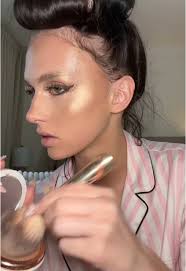 Eye Makeup Tips for Gold and Red Dresses