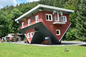 Der edersee, auch ederstausee genannt, ist mit 11,8 km² wasseroberfläche und mit 199,3 mio. Quermania Das Tolle Haus Am Edersee Touristenattraktion Edertal Ein Haus Steht Kopf