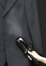 どんな隙間 にもぴったりフィットするコンパクトな衣類スチーマー 強力スチームショットが素早くシワを伸ばすので 忙しい方にもオススメです コインひとつで100v 240vの電圧切替が可能なので 海外でもお使い頂けます スチーマー どんより 衣類スチーマー