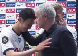 손흥민의 활짝 웃는 모습도 공개됐다. ì˜ë‹ˆ ì¶•í•˜í•´ ë¬´ë¦¬ë‰´ ê°ë… ì†í¥ë¯¼ ì¸í„°ë·° ë˜ ë‚œìž… í¬ì˜¹ ì¡°ì„ ì¼ë³´