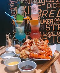 星期五就是要趴踢奈 不用出國 這就有來自釜山的韓式炸雞和可愛調酒 還沒下班就嗨了 popdaily 波波黛莉的異想世界