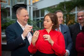 Trotse antwerpse schepen voor cultuur, kinderopvang, personeel, loketten en. Bart De Wever Met Rode Neus Beloont Stedelijk Lyceum Cadix Voor Inzet Rode Neuzen Dag Foto Pzc Nl