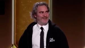 July 28, 2021 | 11:55am. Warum Joaquin Phoenix Golden Globes Fashion Choice Die Augenbrauen Hochzieht News24viral