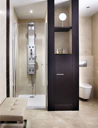 Fotografías de felipe scheffel bell diseño de cuarto de baño actual con armarios con paneles lisos, puertas de armario de madera en tonos medios, ducha empotrada, paredes grises, lavabo sobreencimera, encimera de madera, suelo marrón, ducha con puerta corredera y encimeras marrones así. Como Reformar Banos Pequenos Con Ducha Integrada