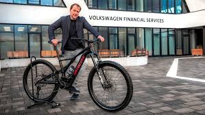 The group plans to spend nearly eur 60 billion on the future areas of hybridization, electric mobility and digitalization in the next five years. Volkswagen Steigt Ins Fahrrad Geschaft Ein