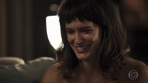 Renan tenta convencer Clara a investir na grife para Beth