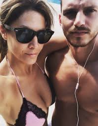 O şimdi asker şarkısı ile 2005 yılında fırtınalar estiren tuğba ekinci 45 yaşında ve 2002 yılında fatih özbilen ile 5 yıl evli kalmıştı. Tugba Ekinci Oyuncu Sevgilisi Mustafa Kazar Dan Ayrildi Fotograflar Silindi Elmaelma