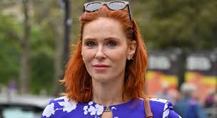 Audrey Fleurot, 46 ans, renversante en robe moulante à un défilé de mode  parisien