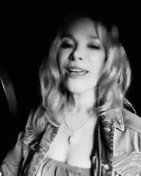 Hey friends! Heres ￼ an old favorite of mine from 1971 by Welsh rocker Dave  Edmunds. I HEAR YOU KNOCKING. Hope u like it! 🎶🎶