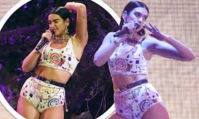 Dua lipa 'branded diva after locking herself in dressing room' the singer, who picked up the best british single gong alongside calvin harris for their song one kiss, is said to. Brits 2019 Dua Lipa Is Branded A Diva For Shutting The Door To Well Wishers Daily Mail Online