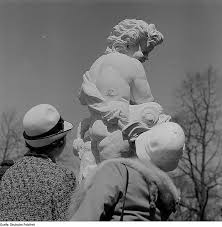 Eine plastik ist ein dreidimensionales, körperhaftes objekt der bildenden kunst. Analyse Von Plastiken Skulpturen Statuen Bildnissen Kunst Du