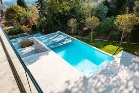 Schwimmbecken Mit Uberlaufkante Und Blick Auf Die Stadt Schwimmbecken Gartenpools Pool