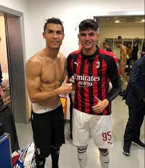 3 416 591 tykkäystä · 289 613 puhuu tästä. Ups Auf Ronaldo Foto Schauen Alle Nur Auf Den Nackten Profi Im Hintergrund