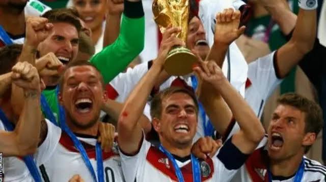 ألمانيا تتوج بطلا لكأس العالم بعد فوزها على الأرجنتين - BBC News عربي