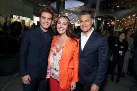 Keneti james fitzgerald apa was born on 17 june 1997 in auckland, new zealand, the son of tupa'i and tessa apa (née callander). Inkl Kj Apa S Parents Contracted Coronavirus During Trip To La For Riverdale Star S Film Premiere Evening Standard