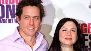 In 1994, as grant became the focus of international media attention due to the success of his film four weddings and a funeral, hurley accompanied him to the film's london premiere in a plunging black versace dress held together with gold. Bei Baftas Susse Reunion Von Hugh Grant Und Renee Zellweger Promiflash De
