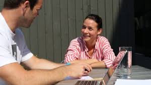 La parola italiana libro deriva dal latino liber.il vocabolo originariamente significava anche corteccia, ma visto che era un materiale usato per scrivere testi (in libro scribuntur litterae, plauto), in seguito per estensione la parola ha assunto il significato di opera letteraria. Bettina Plank Olympiazentrum Vorarlberg