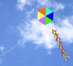 Όπως και να γιορτάσει κανείς την καθαρά δευτέρα, ότι κι αν επιλέξει να βάλει στο τραπέζι του, η ημέρα απαιτεί (αν το επιτρέπει και ο καιρός φυσικά) το παραδοσιακό πέταγμα του χαρταετού! Deddhe Prosoxh Sto Petagma Twn Xartaetwn