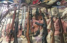 Арсена́л — военное учреждение для хранения, учёта, выдачи войскам вооружения и боеприпасов, а также для производства работ по их сборке. Avtomaty Vintovki Granaty I Vzryvchatka U Zhitelya Rovno Izyali Moshnyj Arsenal Oruzhiya Portal Antikor