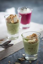 Petites Mousses D Avocat Et De Betterave Pour L Apero Mousse Avocat Alimentation Apero Chic
