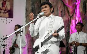He's later known as raja dangdut (king of dangdut) with his group soneta. Rhoma Irama Kenang Momen Dilempar Batu Saat Ucap Salam Di Panggung Hingga Dicekal 11 Tahun