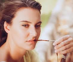 Поздняя любовь Мы, наша поздняя любовь И очень искренние чувства, И блеск в  глазах, дугою бровь, И страсть, как магия искусства. И наших фраз полутона,  Вкус губ послаще абрикоса, И на двоих