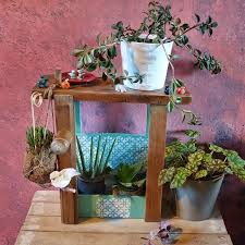 upcycling original detourner un ancien petit etabli en bois pour enfant pour creer un mini jardin interieur vie decor home decor ladder decor
