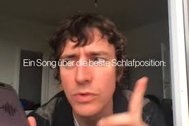 Ein song über die beste Schlafposition der Welt. Oder die beste Art in  einer Bar zu sitzen um Leute zu beobachten. , Knappe 3 Minuten Zeitreise,  Kopfkino und Tagtraum in einem. Alltagsromantik pur. ...