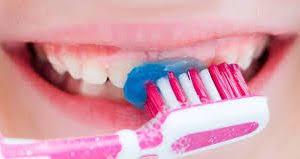 Sikatlah gigi dimulai dari bagian depan, sikat dengan. 7 Cara Menghadapi Anak Tidak Mau Gosok Gigi