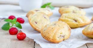 Recette De Madeleines Aux Framboises Pour Collation Legere Recette Recette Collations Recettes De Collations