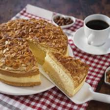 1 tasse schlagsahne zubereitung eier und zucker schaumig schlagen, zerlassene butter hinzufügen und zum. Bienenstich Foodwiki Lieferando De