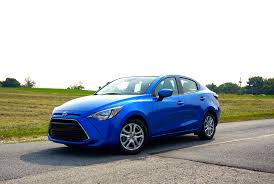 El nuevo toyota yaris ha sido galardonado con el premio coche del año 2021. Probamos El Scion Ia 2016 A Bordo Univision