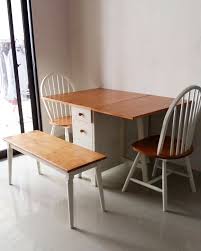 Kesederhanaan konsep yang diusung dalam desain set meja makan ini menonjolkan nuansa elegan yang penuh harmoni dengan interior yang ditempatinya. 32 Meja Makan Lipat Minimalis Nyaman Dan Indah