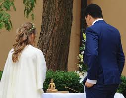 Welche hochzeitsbräuche gibt es in ihrem land? Buddhistische Trauung In Deutschland Hochzeit Buddhistisch Feier Der Liebe Freie Trauungen Deutschlandweit