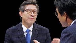 제17대 국회의원과 이명박 정부의 청와대 정무수석, 국회사무총장 등을 역임하였으며, 현재 동아대학교 사회학과 교수이다. ê¹€ì£¼í˜ ì´ìœ ì˜ ë‚˜ì´ ê²°í˜¼ ë°•í˜•ì¤€ ì •ì§„ì„ ì´ì„ ì§€ì› ì˜í˜¹ ë¶€ì¸ ê¹€ì§€í¬ ì´í˜¼ Starcraft