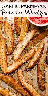 These Garlic Parmesan Potato Wedges Are Crispy On The Outside And Soft On The Inside Y Garlic Parmesan Potatoes Parmesan Baked Potatoes Parmesan Potato Wedges
