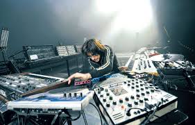 Скачай jean michel jarre miss moon (live 2019) и jean michel jarre infinity (movement 6). Jean Michel Jarre Je Suis Assez Proche De Claude Allegre