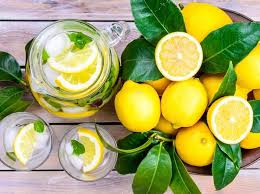 Minum air lemon atau lemonade berkhasiat menekan timbulnya flek atau bintik hitam, memutihkan kulit. Agar Manfaatnya Maksimal Kapan Waktu Yang Tepat Untuk Minum Air Lemon
