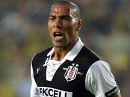 Fifa 2005 en iyi golcülerinden biri. Carew Lyonlular Daha Besiktas Taraftarini Gormedi