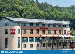 Have a look at the hotel la merveilleuse as well as the château de namur.the hotel la merveilleuse is located 1 mile (2 kilometers) from the center of dinant. Ibis Hotel Along Meuse River In Dinant Belgien Redaktionelles Stockfotografie Bild Von Zeichen Maas 156733517