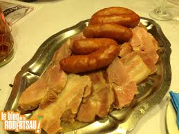 Avec, sous l'assiette, une pièce de monnaie qui garantit prospérité et chance pour l'année à venir. Restaurant De La Robertsau La Choucroute De La Sandkischt Robertsau Eu