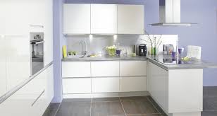 Pour le jardin, votre choix pourra s'orienter vers une chaise transparente , une chaise plastique ou bien une chaise lounge. Soho Blanc La Cuisine Moderne Blanche A L Allure Epuree Photo 9 10 Cet Ensemble De Cuisine Blanche Et Bois Dispose