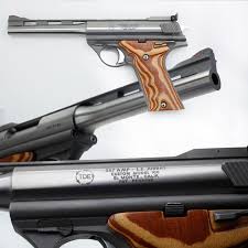 Auto Mag Pistol For A Firearms Design That Was To Only Have Around 9 000 Examples Manufactured By A Variety Of Companies Th Hand Guns Cool Guns Vintage Guns
