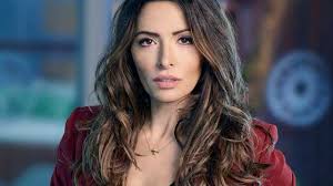 Adao Negro Sarah Shahi Aparentemente Confirma Seu Papel Heroico No Filme Da Dc Geeks In Action Sua Fonte De Recomendacoes E Entretenimento