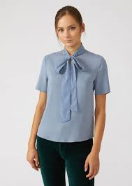 Ci metto ironia, dolcezza e. Blusa In Crepe A Maniche Corte Con Fiocco Al Collo Donna Emporio Armani