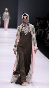 Indonesia fashion update lokal & internasional! Foto Koleksi Anniesa Hasibuan Di Jakarta Fashion Week 2017 Model Pakaian Mode Sederhana Gaya Abaya