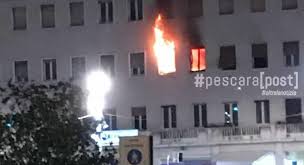 La pioggia caduta dalla notte ha aiutato le operazioni di spegnimento dell'incendio. Incendio In Piazza Salotto Fiamme Da Un Appartamento 2 Feriti Foto Video Pescarapost